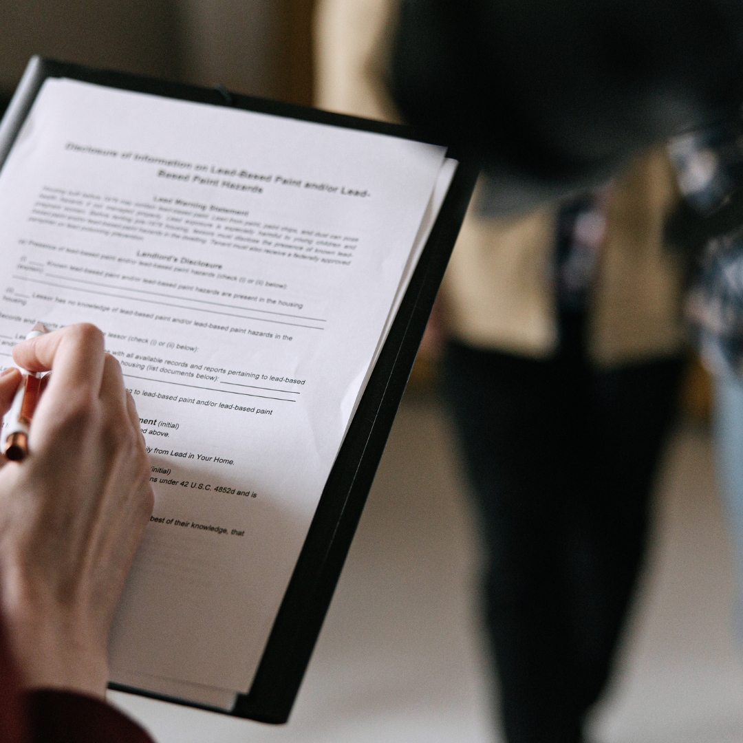 Firma de contrato de compraventa inmobiliaria en proceso de venta estratégica de vivienda